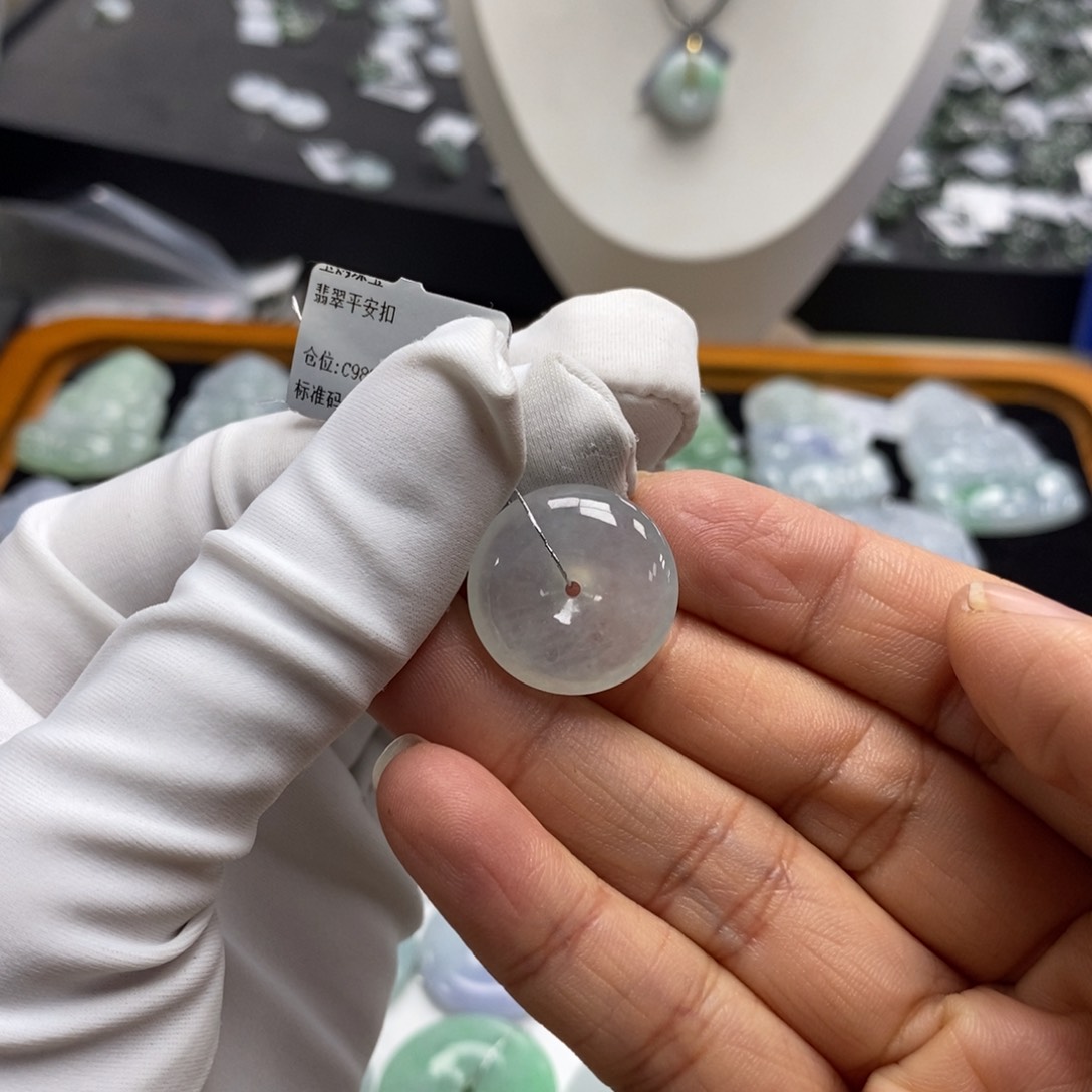翡翠颈饰未镶嵌平安扣