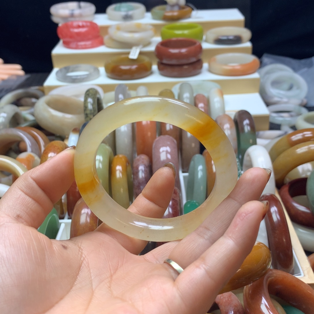 石英质玉手镯未镶嵌随****?