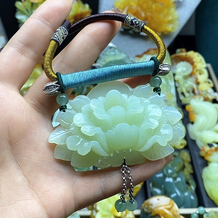 蛇纹石玉挂件未镶嵌