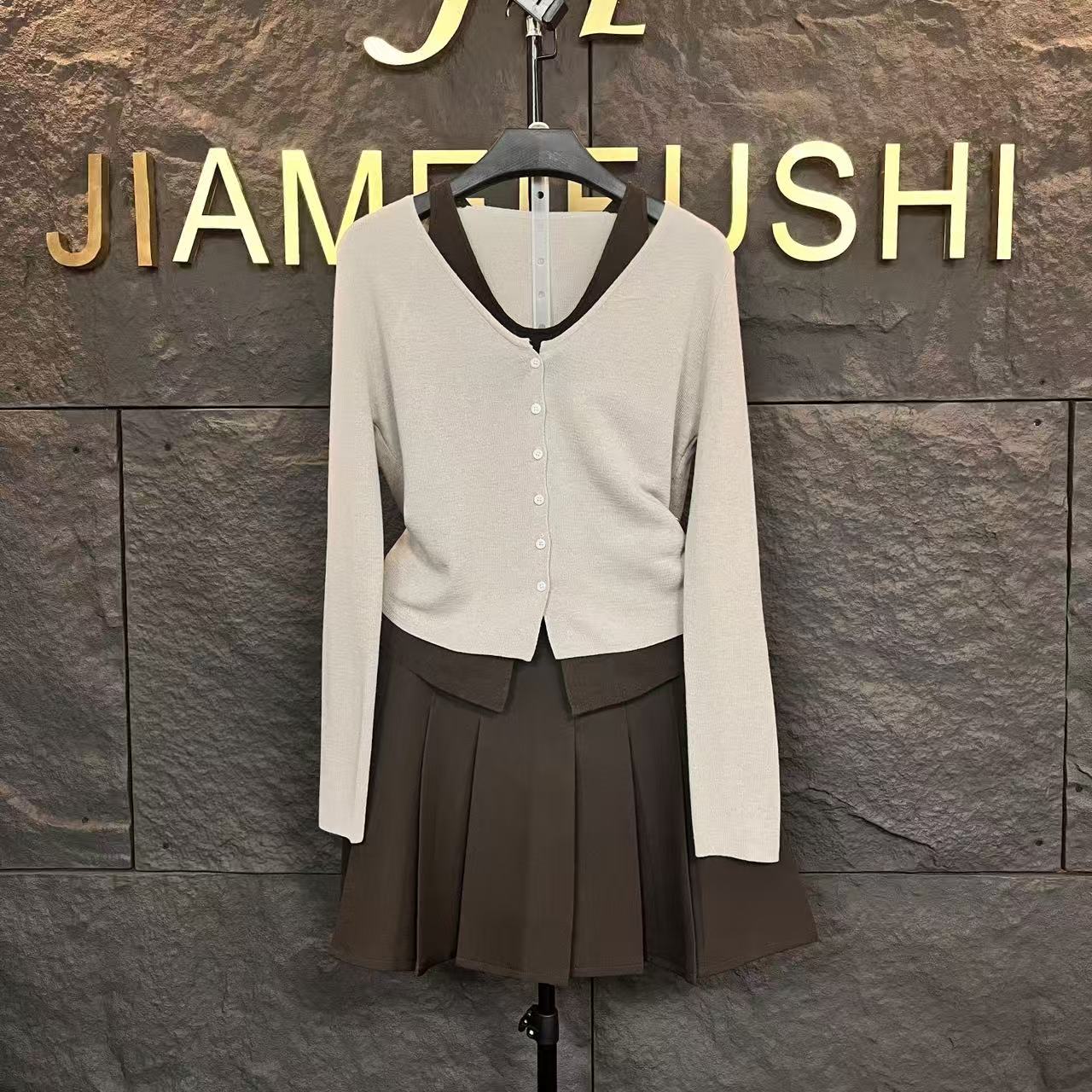 佳美大码女装 秋季新款奶咖色假两件拼接百褶裙套装1315-2