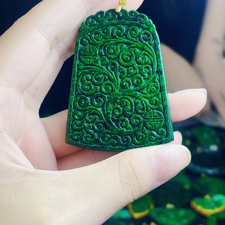 颈饰18K金镶嵌翡翠多样性