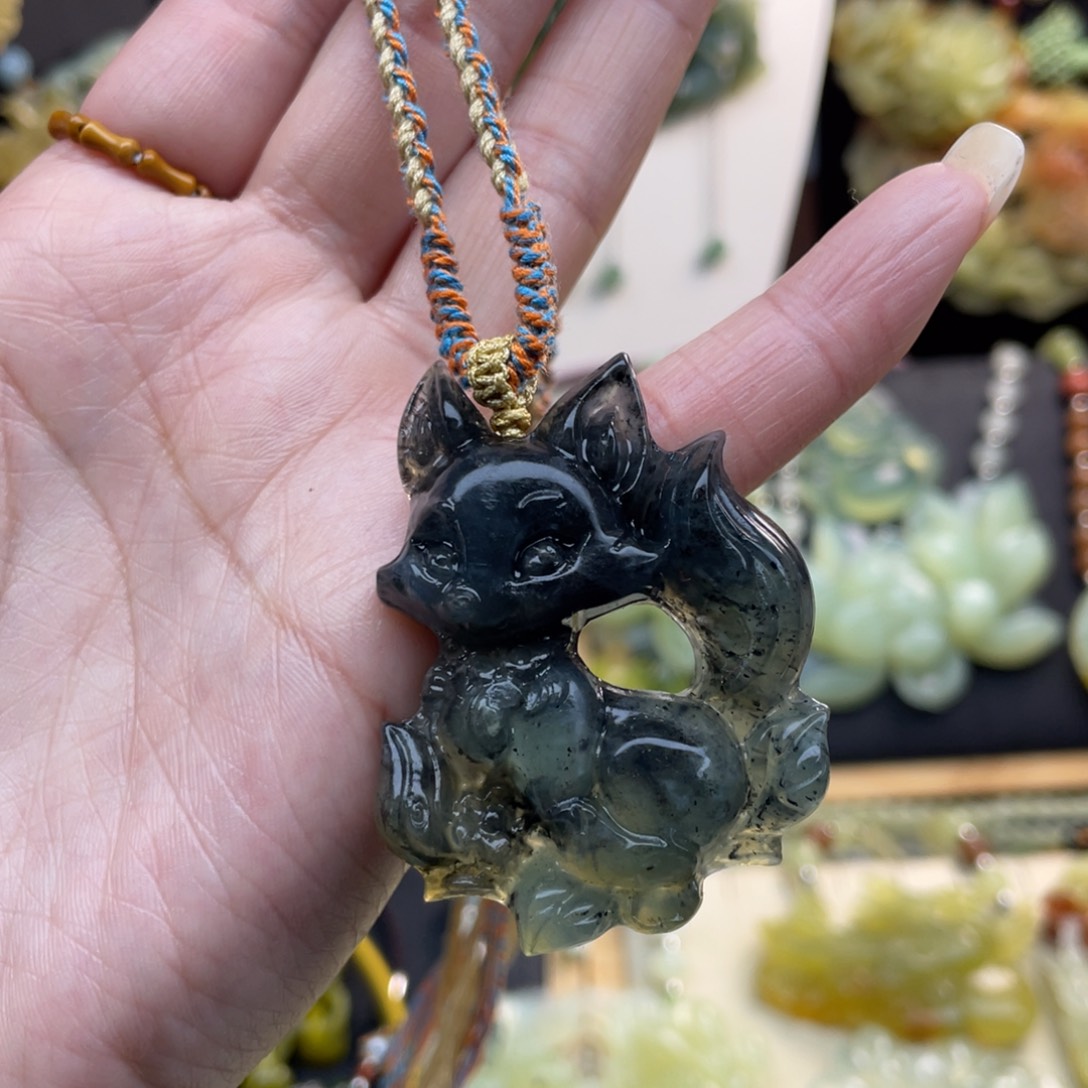 蛇纹石玉未镶嵌颈饰