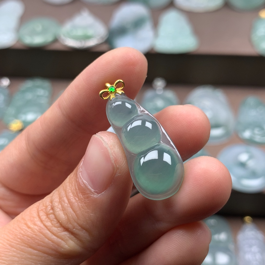 颈饰18K金镶嵌翡翠1**、天然翡翠