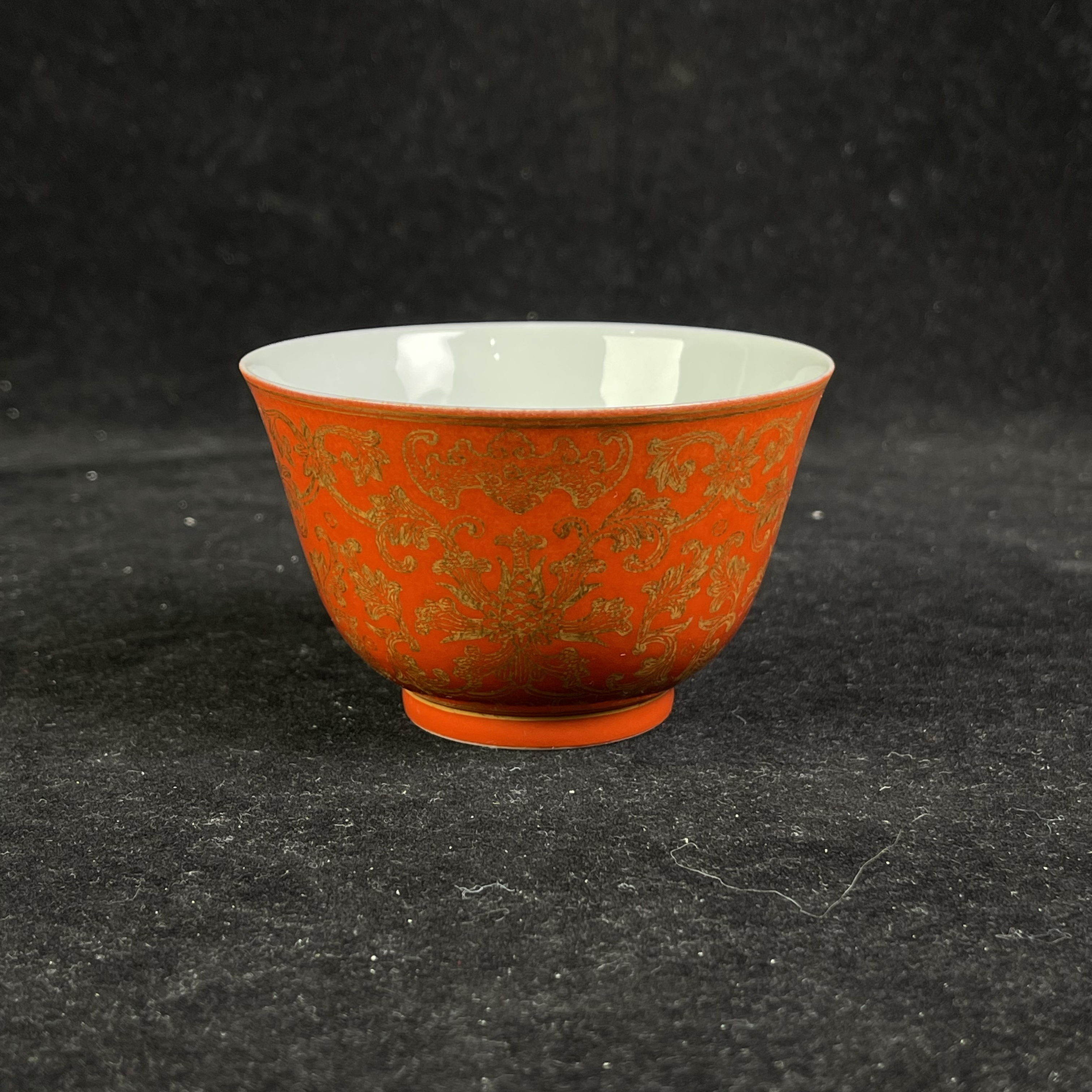 Y珊瑚红地描金缠枝西番莲纹杯