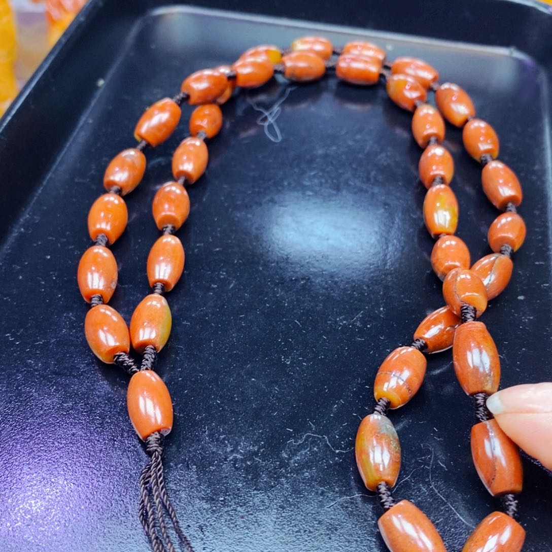 未镶嵌石英质玉（黄龙玉）颈饰