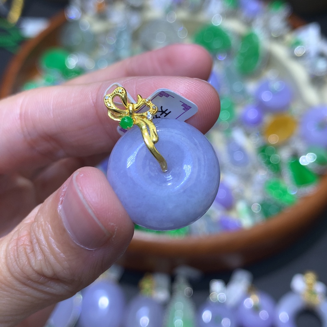 颈饰18K金镶嵌翡翠