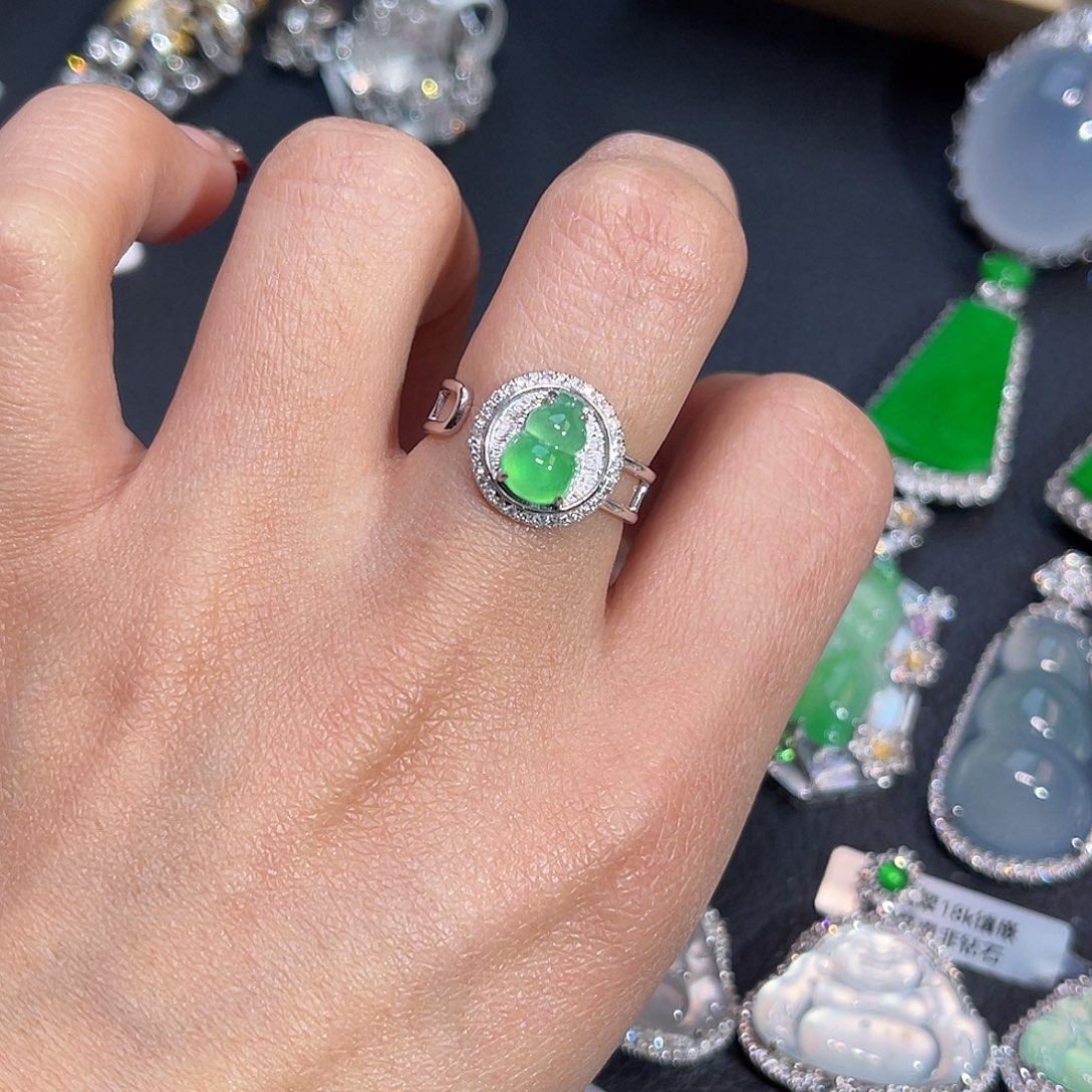 翡翠18K金镶嵌戒指葫芦