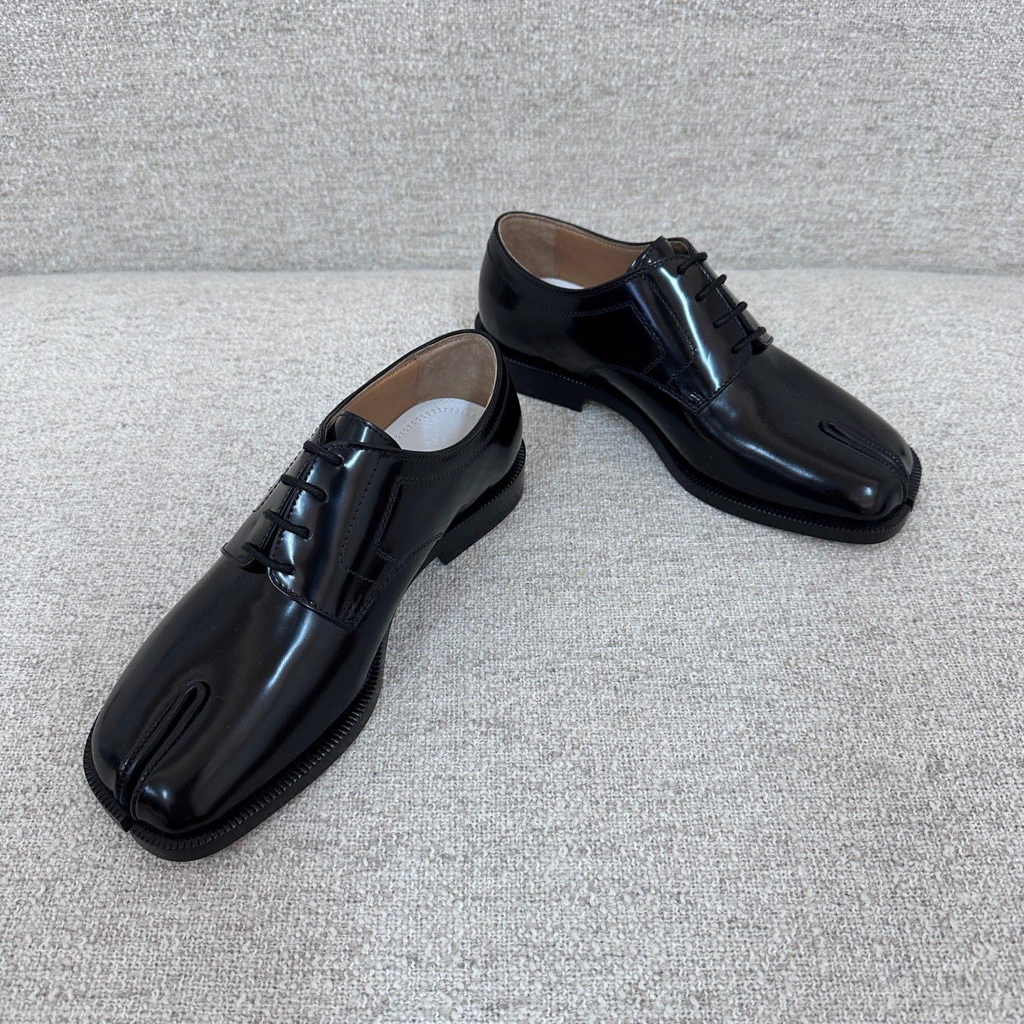 未使用 Maison Margiela/梅森马吉拉 亮面德比分趾皮鞋35.5