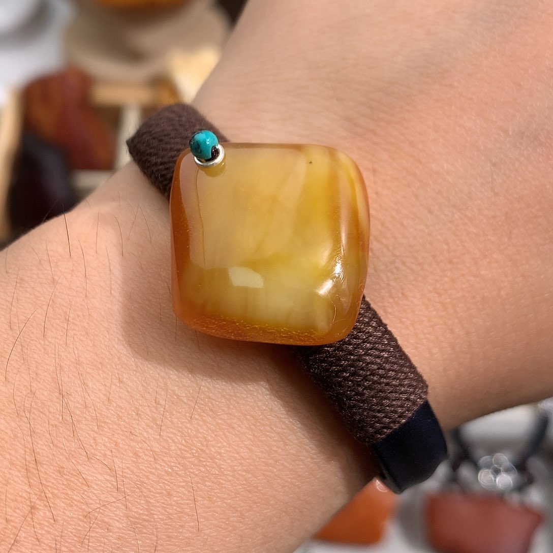 蜜蜡裸石未镶嵌在