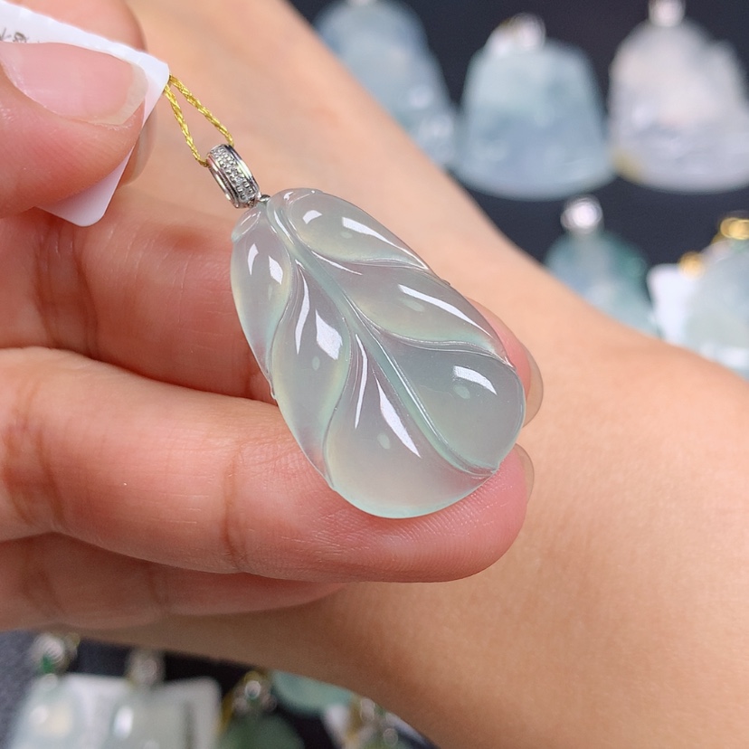 【闪购商品】翡翠18K金镶嵌颈饰叶子