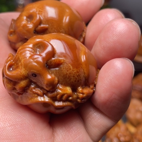 橄榄核把件牛手球一对3.4左右