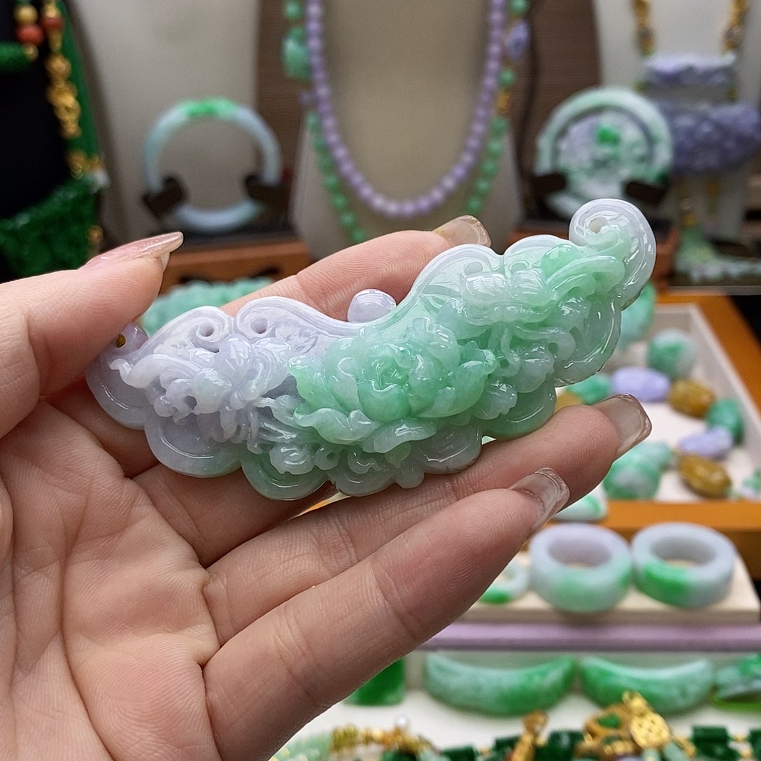 翡翠未镶嵌颈饰艾*儿天然