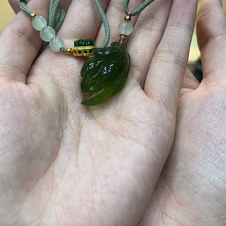 是***啦未镶嵌蛇纹石玉颈饰