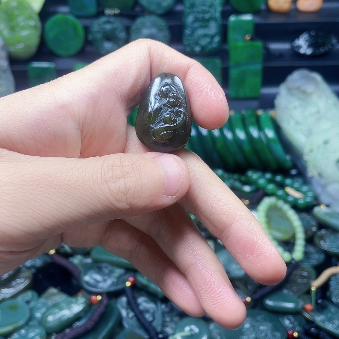 马***功和田玉未镶嵌珠宝半成品