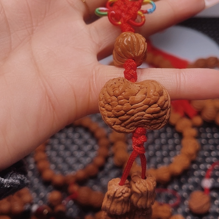 木质类龙纹桃枭挂件