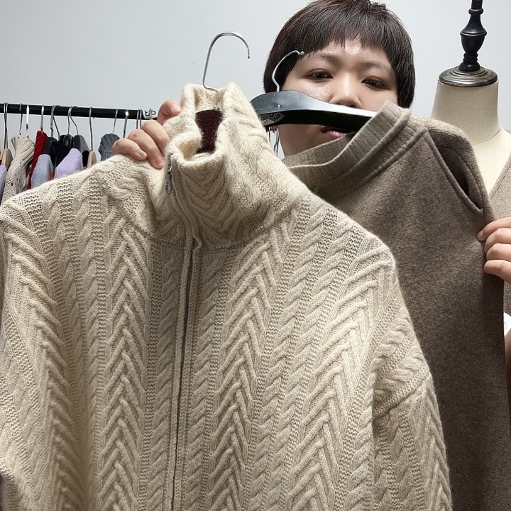 上衣米色小号裤子白色大号