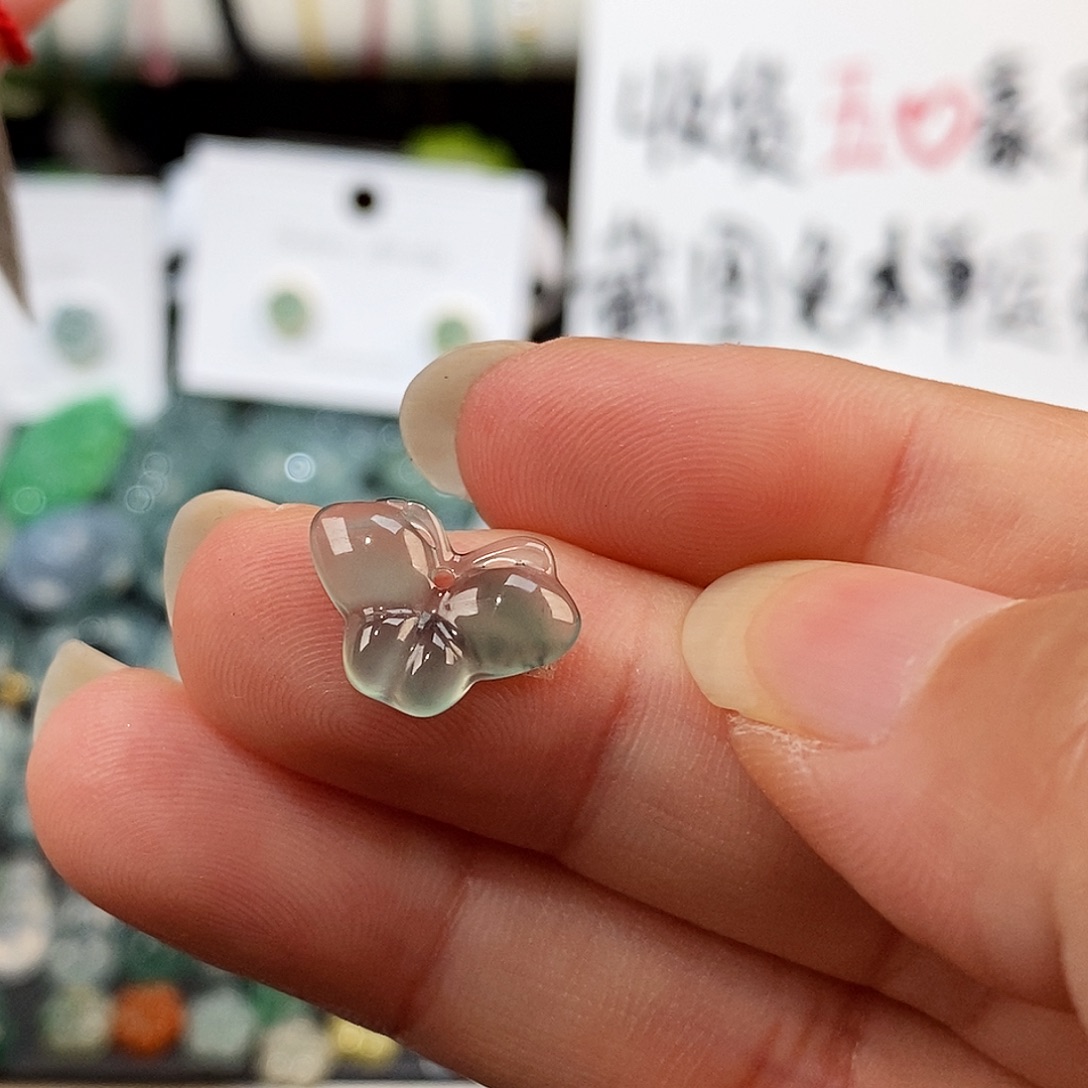 翡翠未镶嵌颈饰冰胶蝴蝶