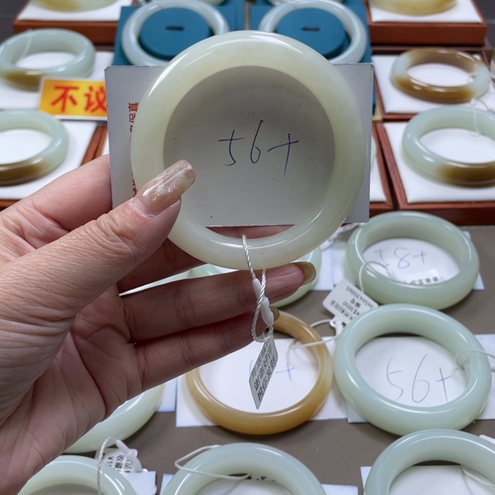 和田玉手镯未镶嵌