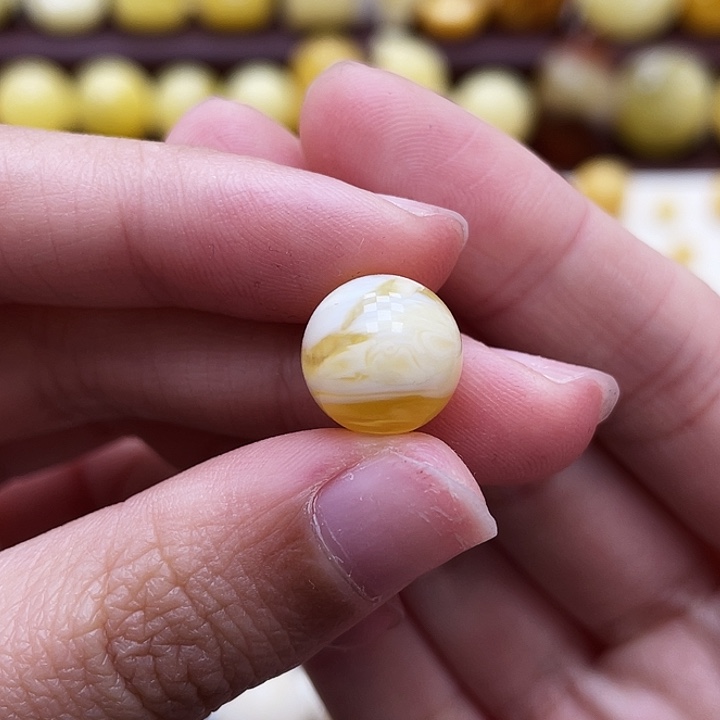 琥珀未镶嵌裸石11.4mm瑕