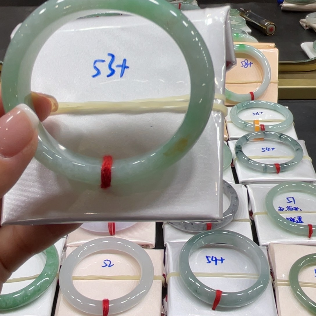 翡翠手镯未镶嵌翡翠