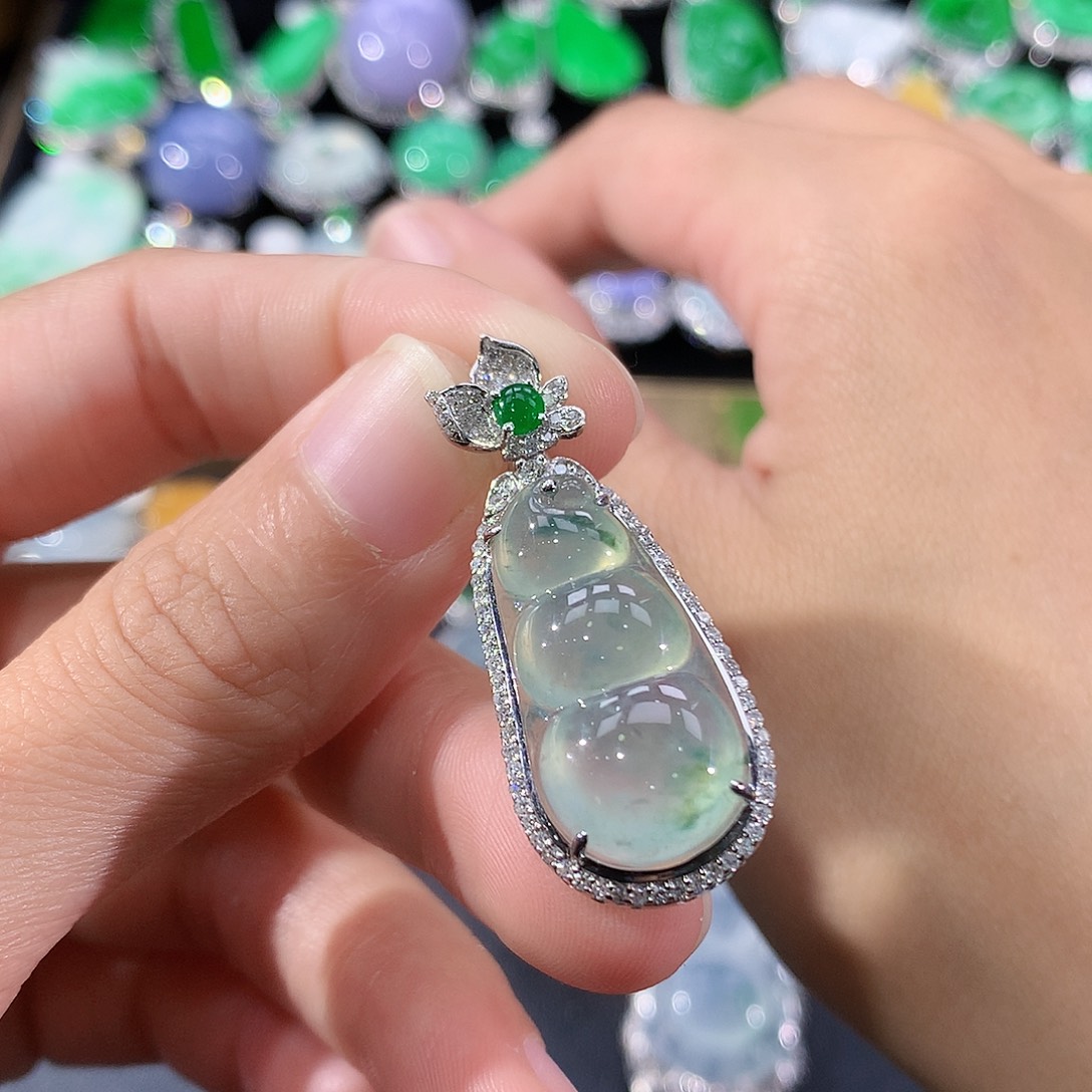 翡翠18K金镶嵌颈饰