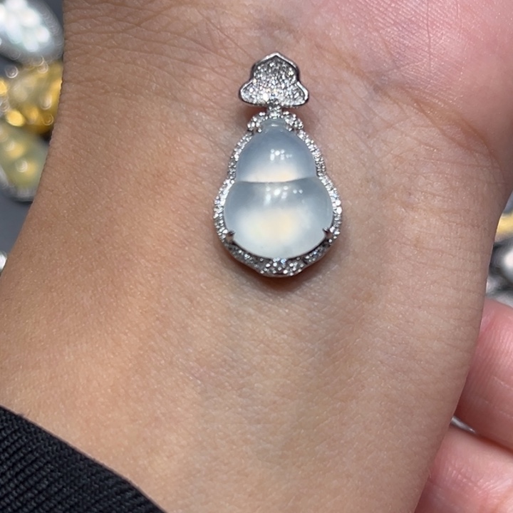 翡翠18K金镶嵌颈饰吊坠