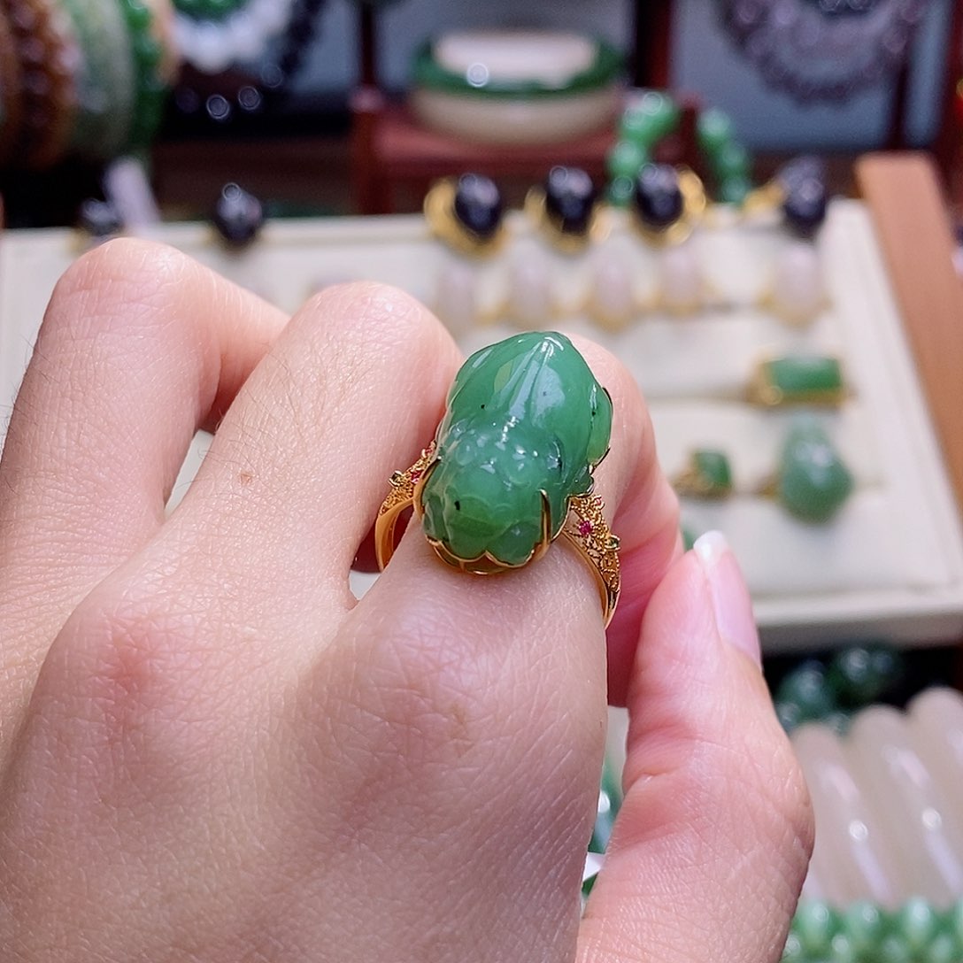 和田玉未镶嵌颈饰碧玉金镶乌兰海貔貅戒指