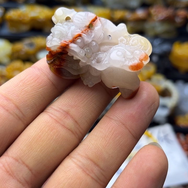 石英质玉（黄龙玉）未镶嵌颈饰