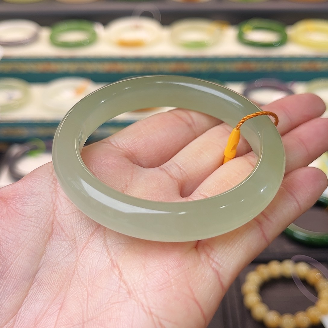 和田玉手镯未镶嵌  高冰起荧光茶晴