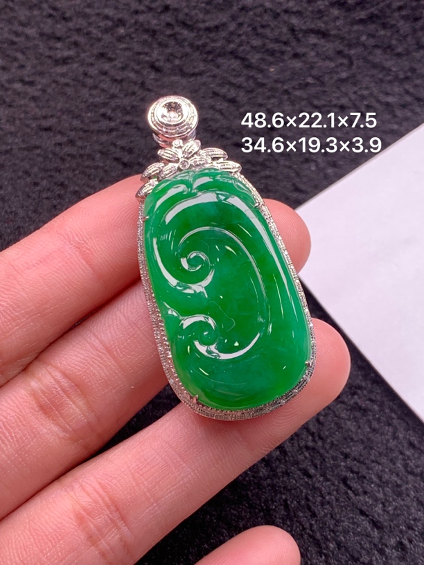 18k金镶嵌天然缅甸翡翠阳绿如意吊坠