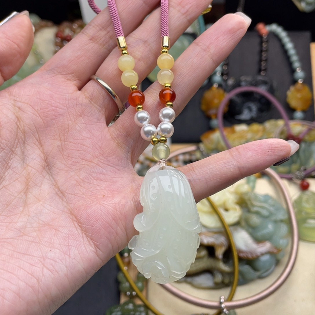 蛇纹石玉颈饰未镶嵌