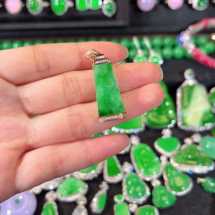 翡翠18K金镶嵌颈饰吊坠