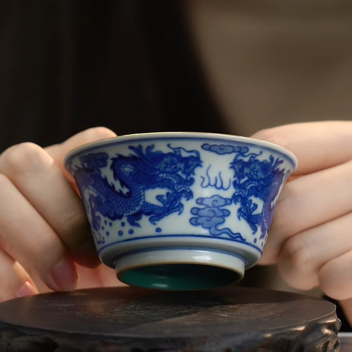 内松石绿釉外青花云龙纹杯