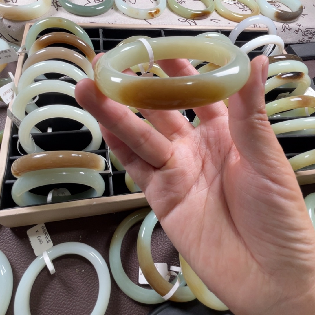 和田玉未镶嵌手镯