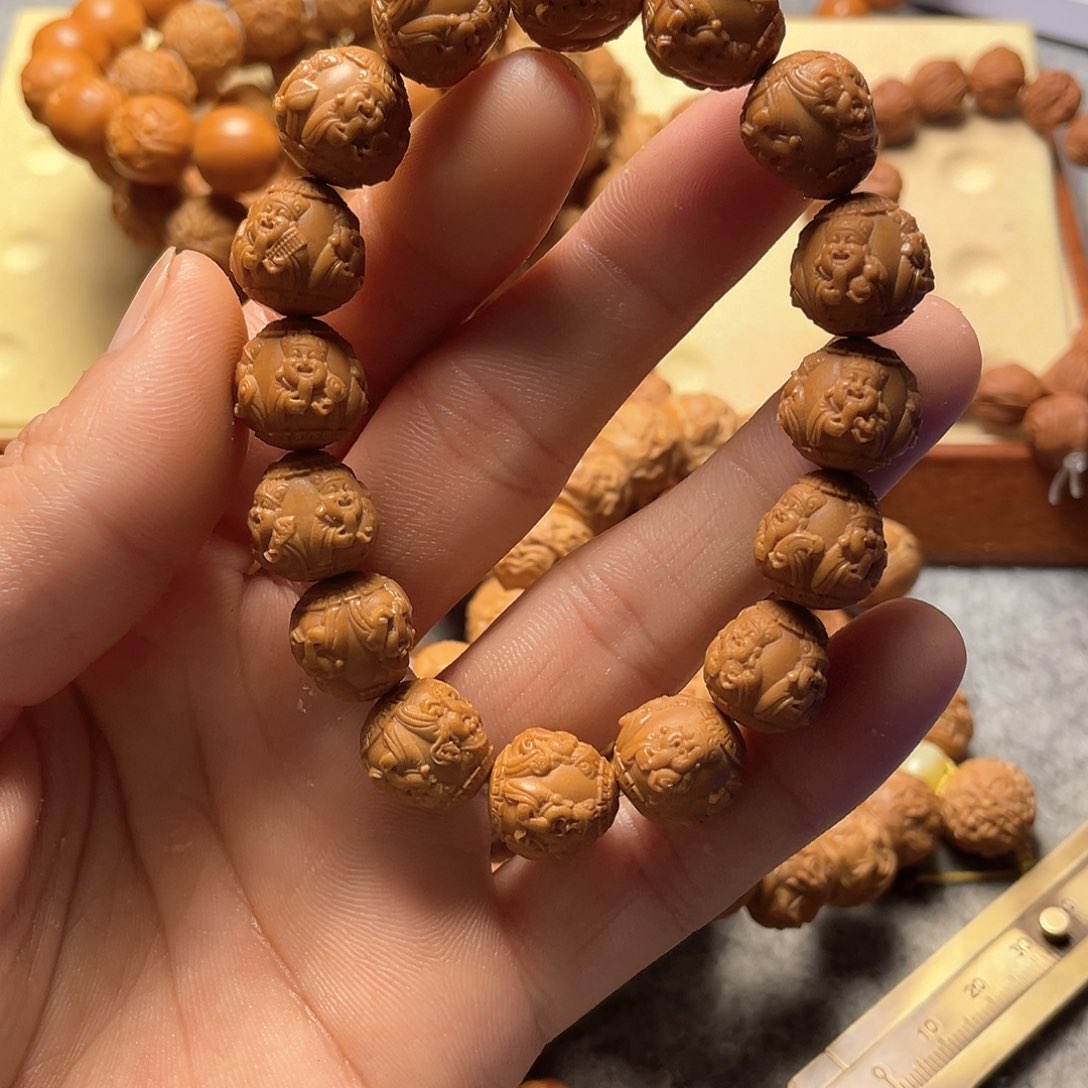 ?****猴头核桃雕刻四面财神