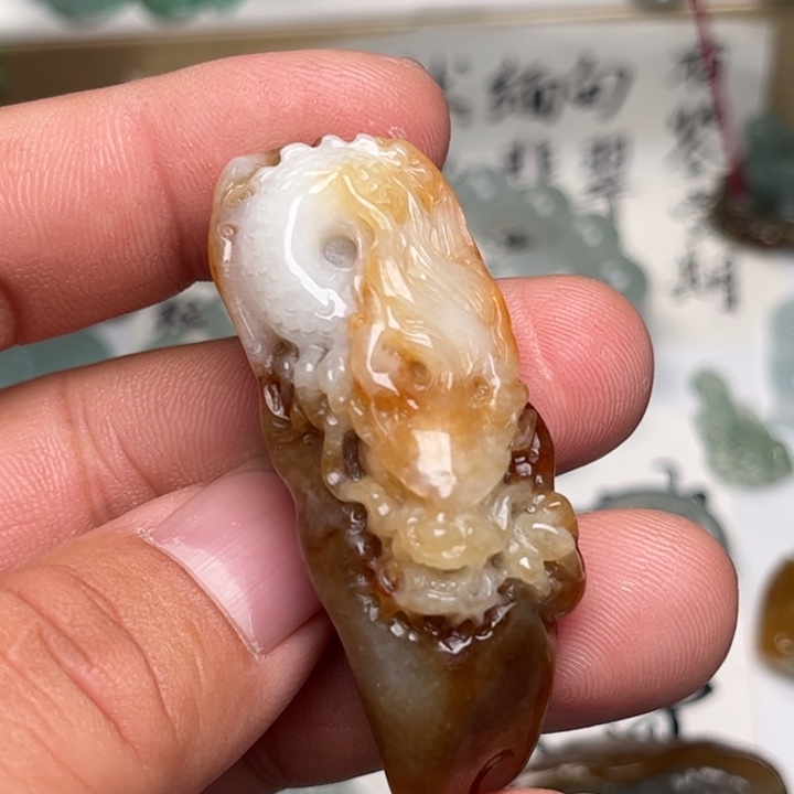 翡翠未镶嵌颈饰龙