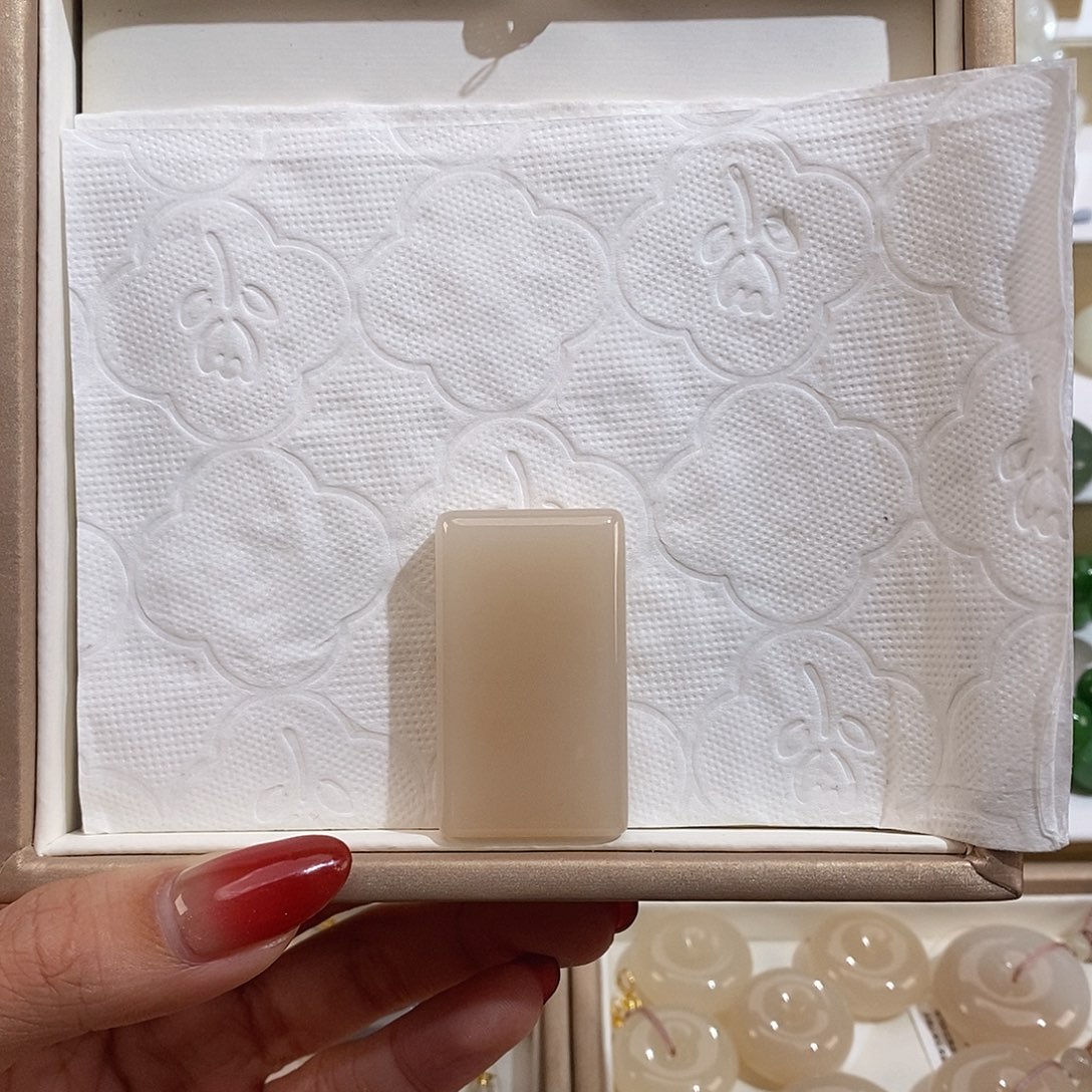 和田玉颈饰未镶嵌墨*?