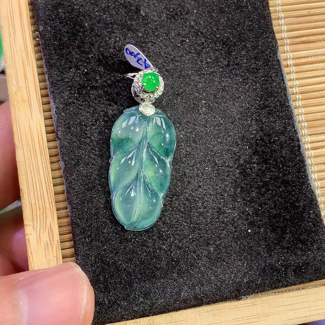 翡翠18K金镶嵌吊坠(赠链)