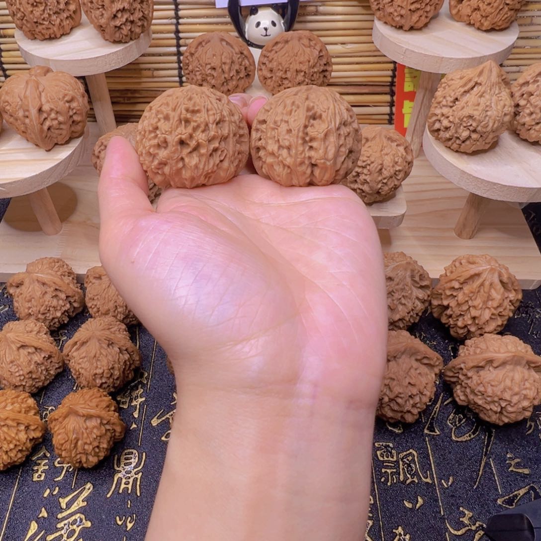 桃核吊坠白狮子手把件