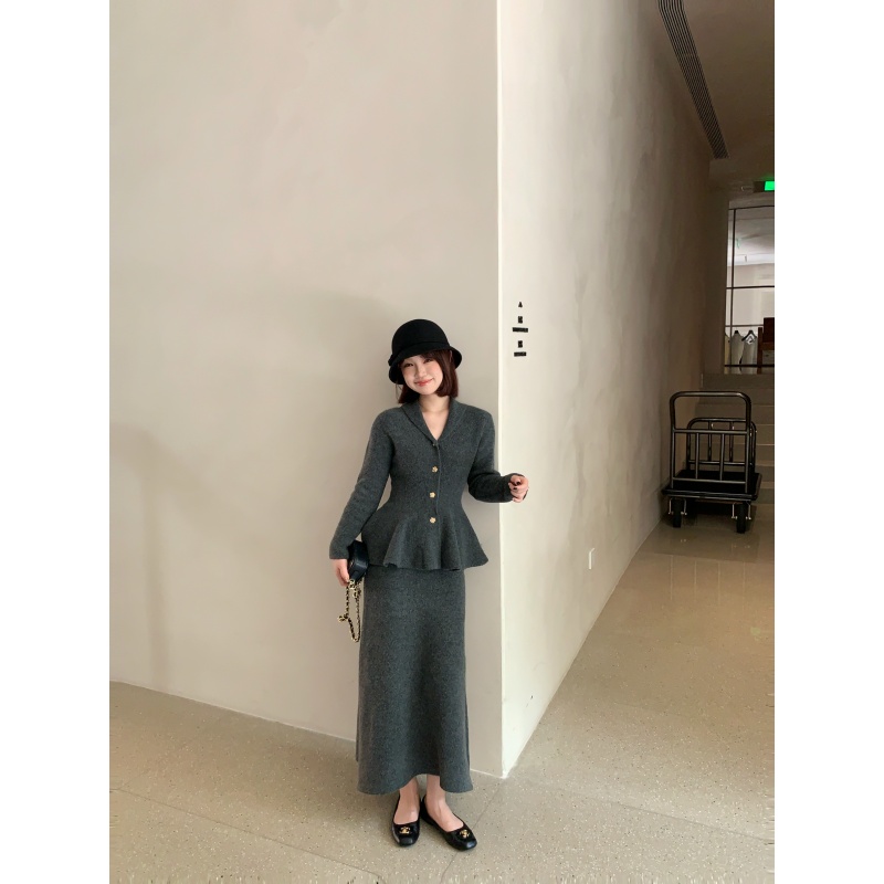 板栗西西【瓷间梦境】早秋设计感拼接v领刺绣花朵长袖上衣半裙套装