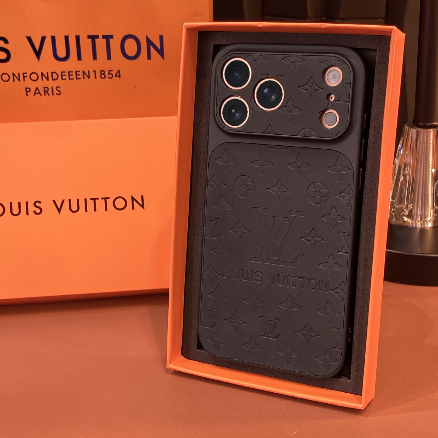 适用苹果17promax手机壳iPhone16/15/14全包网红潮牌套高档贴皮女