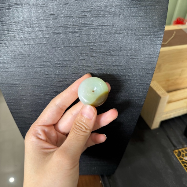 和田玉一口红糖带翠平安扣