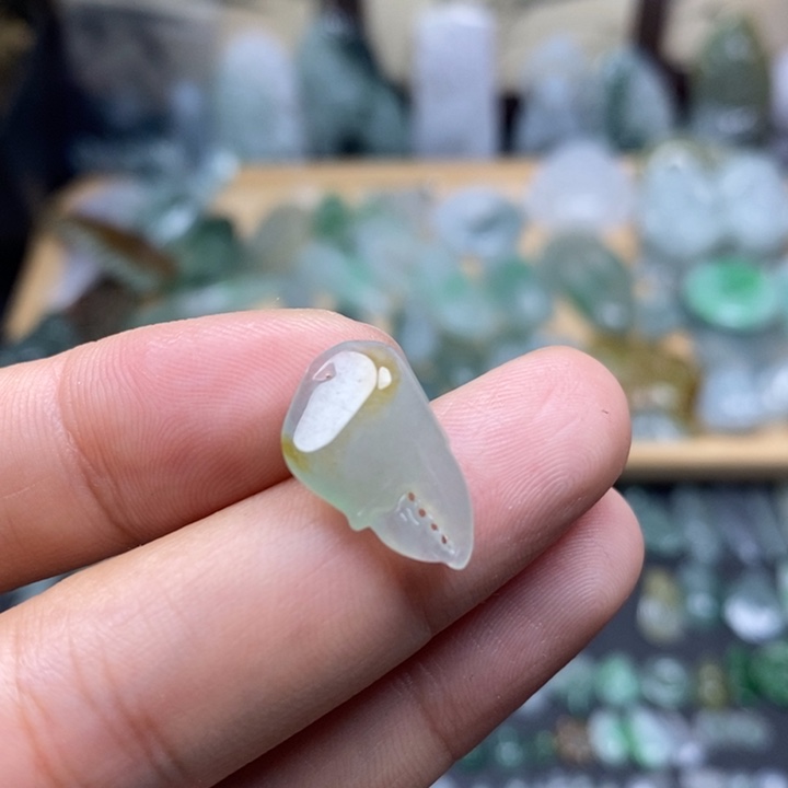 D***I翡翠未镶嵌颈饰蟹钳