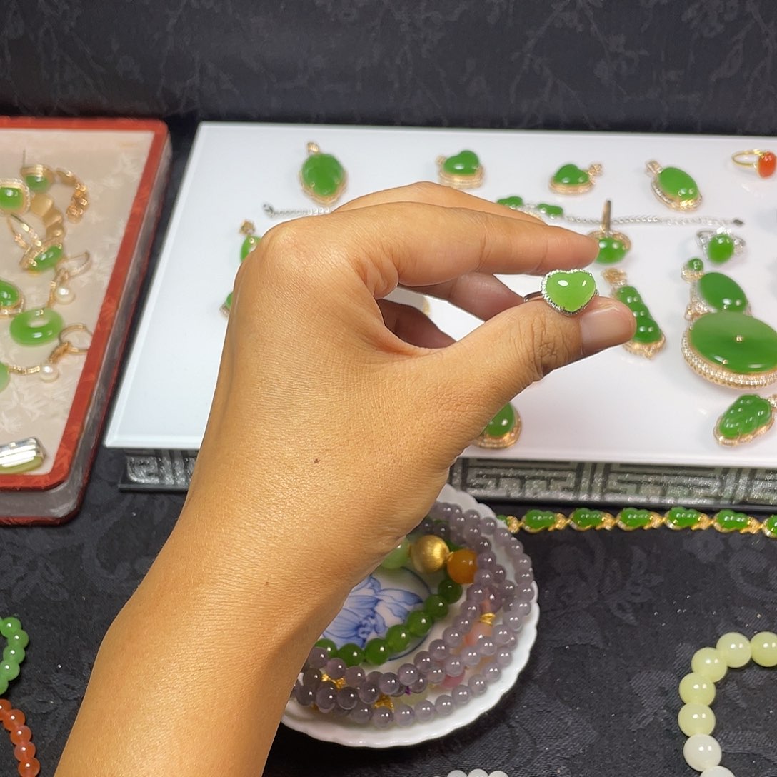 18K金镶嵌戒指和田玉