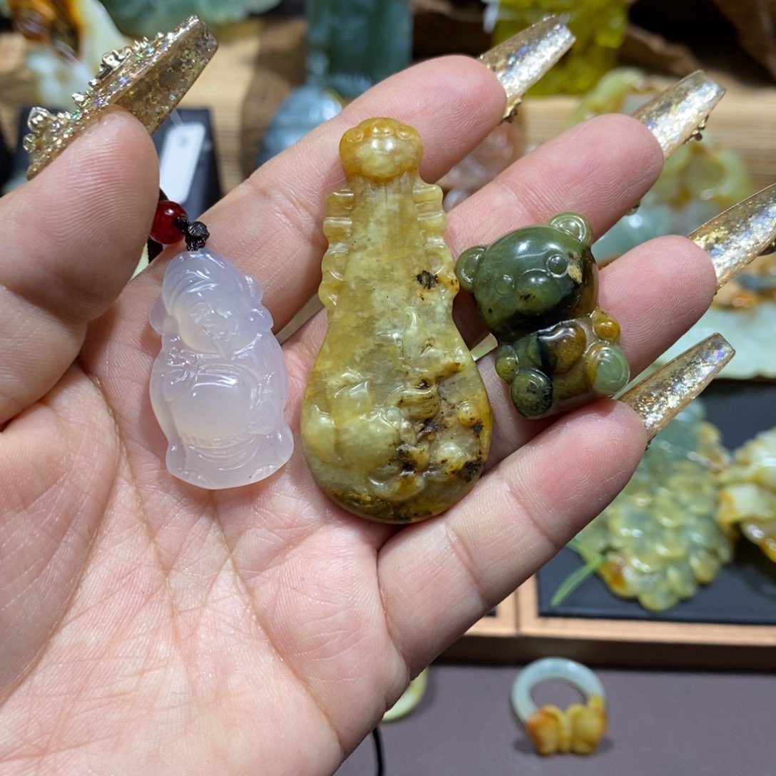 蛇纹石玉颈饰未镶嵌