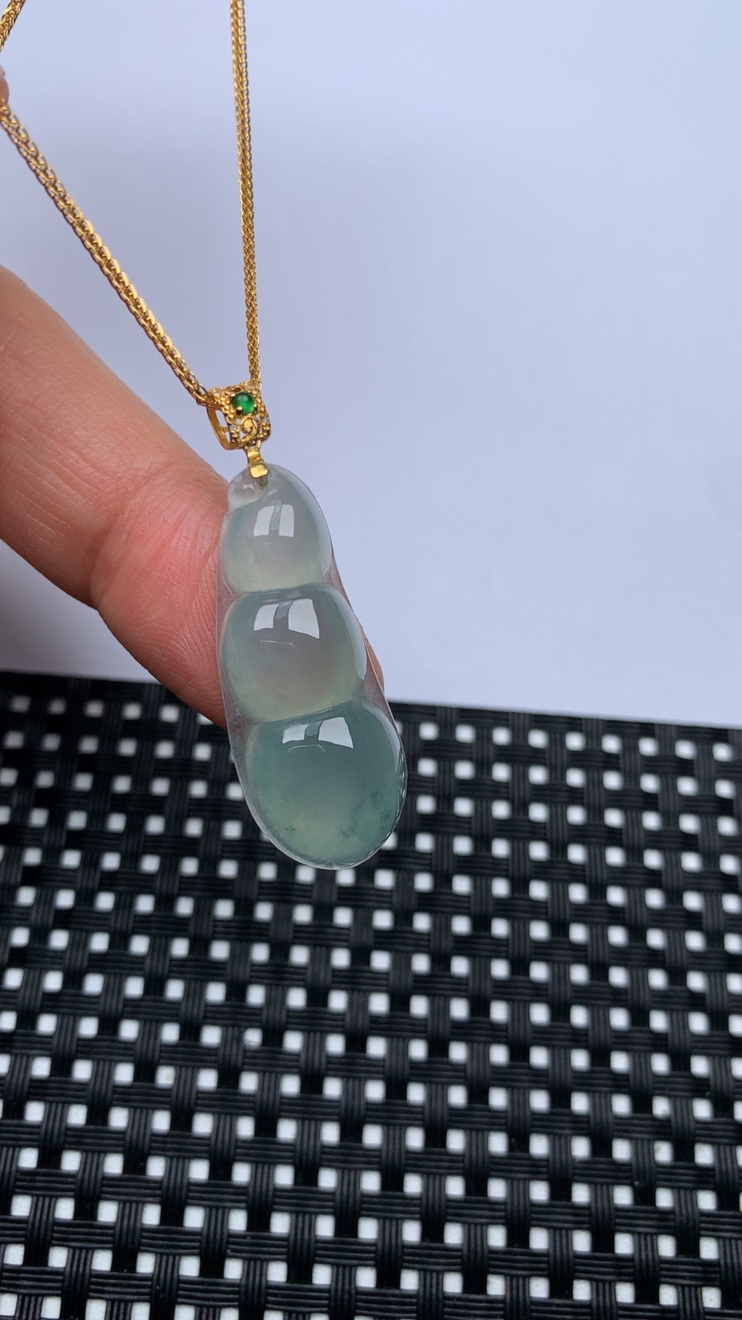 缅甸天然翡翠A货，冰种飘花豆角吊坠，尺寸31.6-12.9-5.9