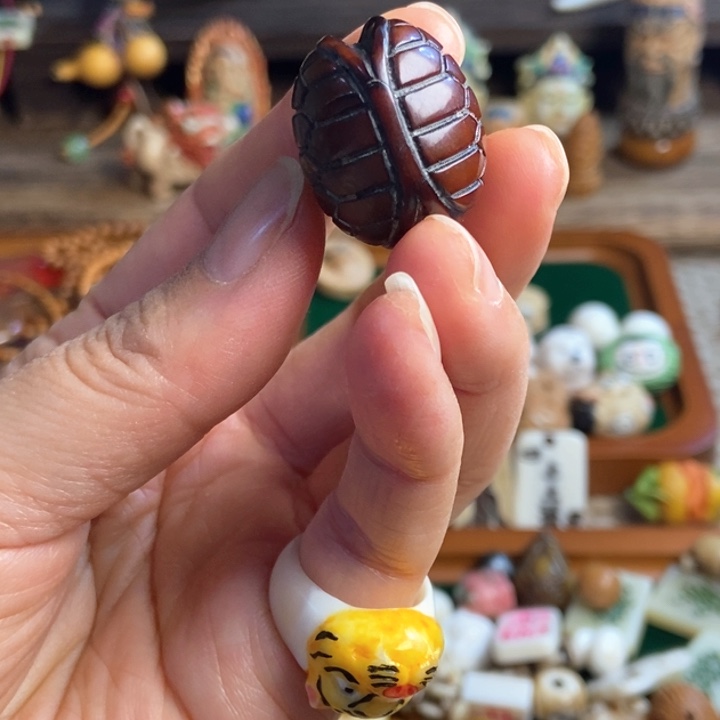 配饰牛角雕刻富甲