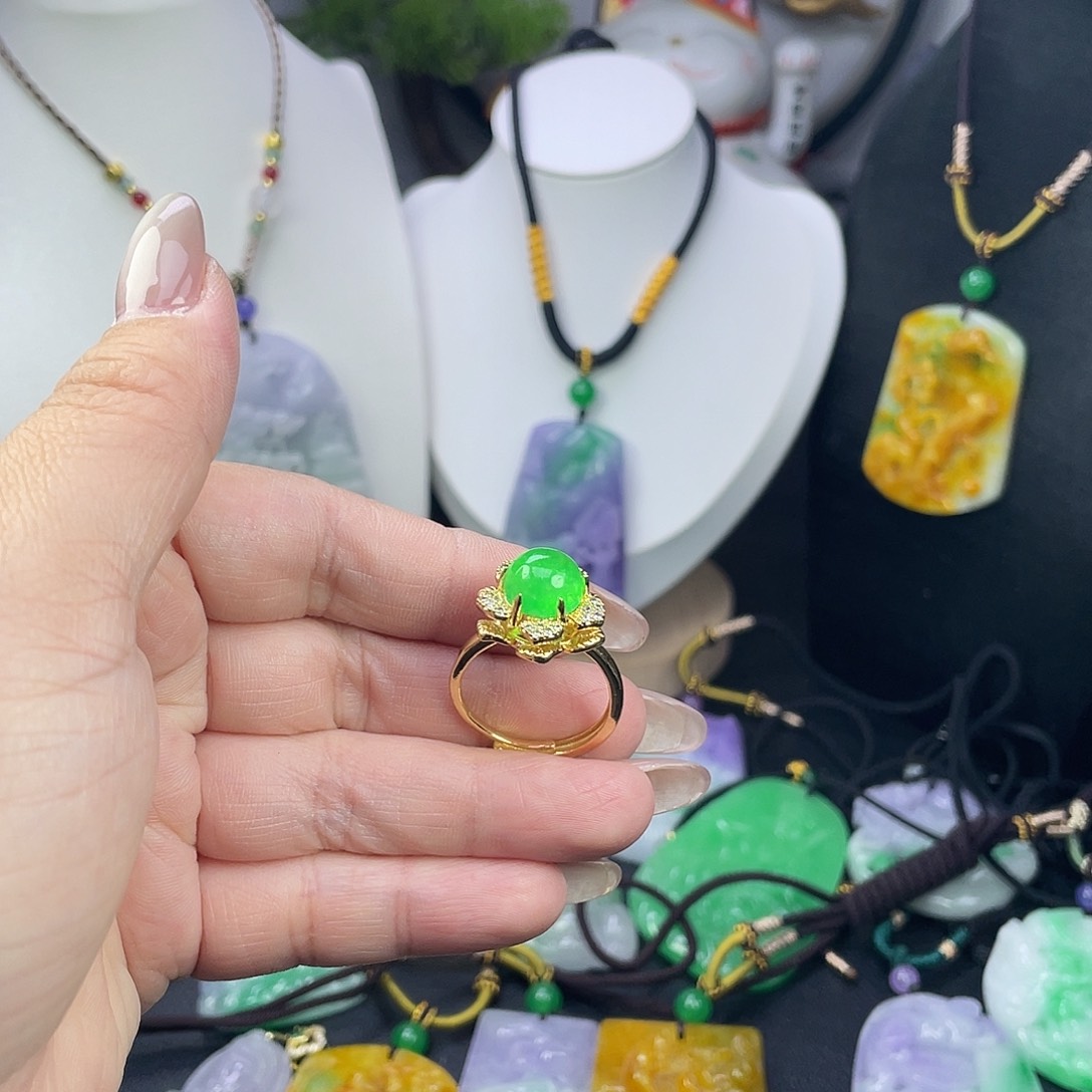 翡翠未镶嵌吊坠(赠链)