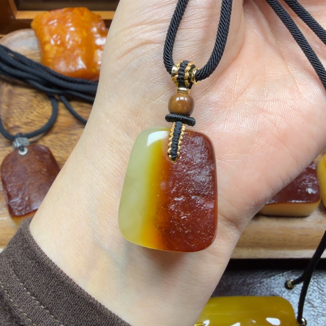 琥珀未镶嵌吊坠(赠链)
