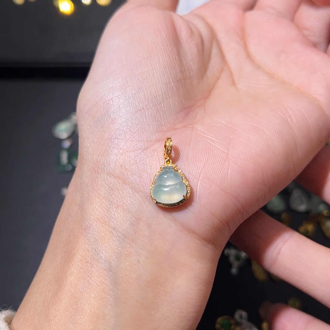 翡翠颈饰18K金镶嵌吊坠